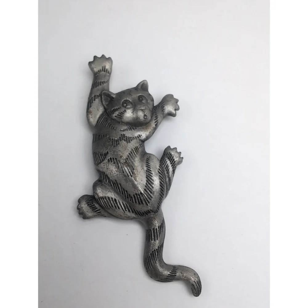 1988 JJ Vintage Silver Tone Surpriseed Climbing Cat Brooch Pin Figural Jewelry
